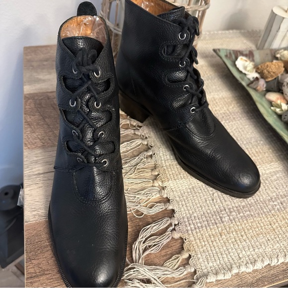 Unisa Black leather women’s lace up ankle boots, size 8 1/2 made in Brazil - Picture 9 of 15